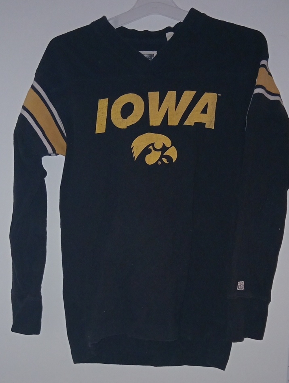 Tailgate Iowa Hawkeyes Black & Gold V-Neck Sweater - Men's